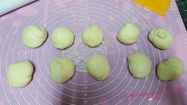 平均分成10等份

將分割出來的小麵糰，手揉整形搓圓

再讓他休息5-10分鐘