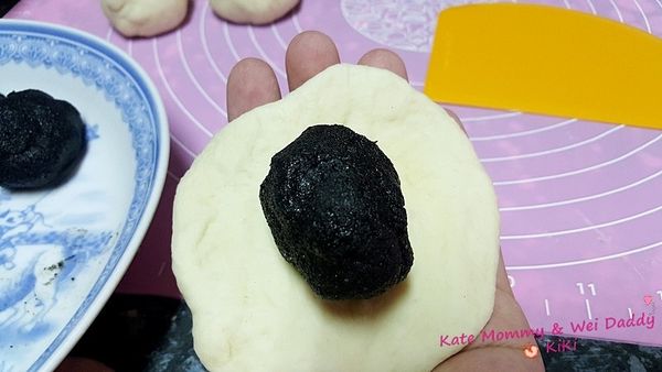 接著就可以依照個人喜好

看要將所有麵團先擀成麵皮後，再將芝麻餡從冰箱中取出包料

或者一邊擀麵皮，一邊包餡也可