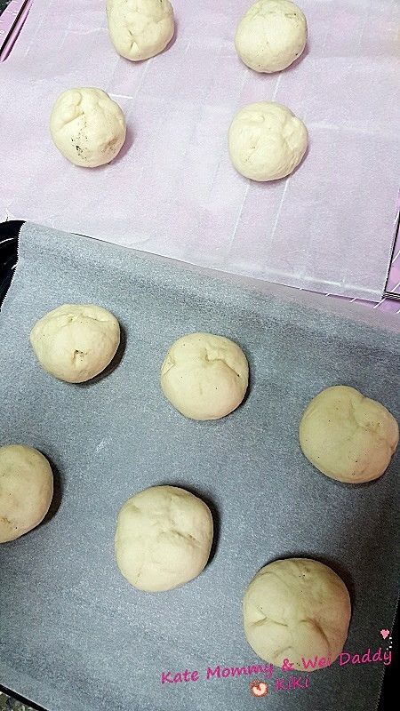 將包好的包子們

放入電鍋中發酵約50分鐘

((插電不切開關，保溫狀態的意思

或者烤箱有發酵功能的，也可使用烤箱發酵，一樣50分鐘左右