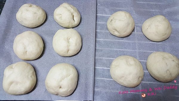 發酵到約兩倍大，就可拿去蒸囉

我個人是使用電鍋蒸

倒一量米杯的開水進外鍋

鍋蓋留一點縫隙

怕包子皮長皺紋，可在上放蓋一塊布

雙管齊下，比較容易成功到手完美的包子