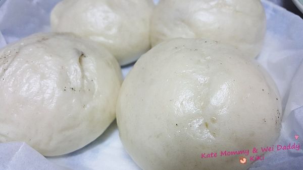 大約20分鐘左右

熱騰騰香噴噴的芝麻包就出爐囉