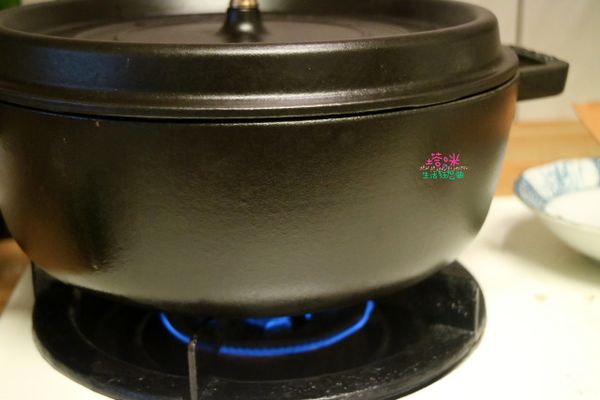 轉中小火繼續燉煮約1~1.5小時至牛肉熟軟