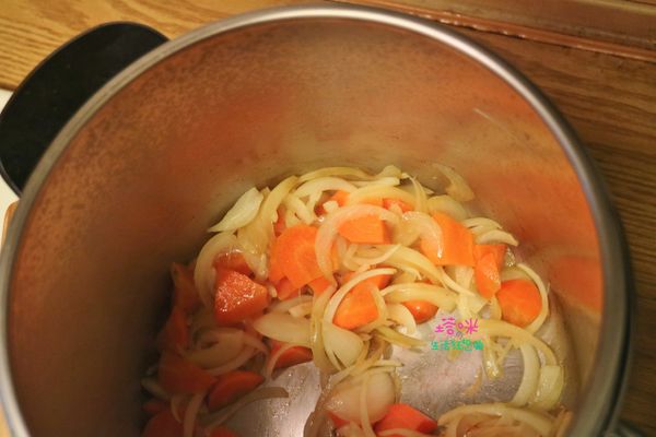 可事先熬煮一大鍋[蕃茄蔬菜高湯]，洋蔥1顆切絲，牛番茄2顆去皮切塊，紅蘿蔔1條切塊、西芹2支切塊，熱鍋，倒些許橄欖油，放入洋蔥絲、紅蘿蔔塊炒至洋蔥熟軟變色