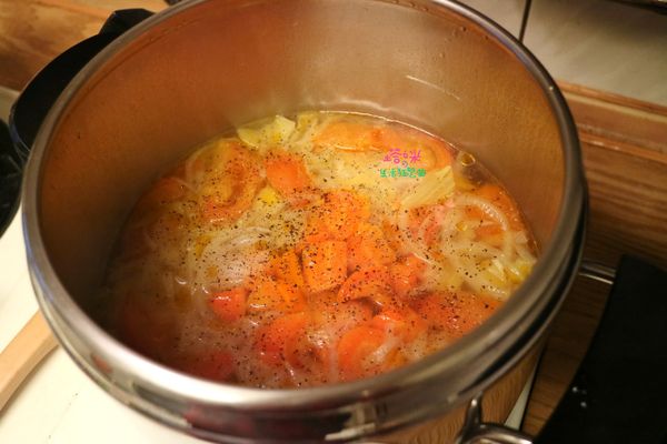 倒水，放入蕃茄塊、西芹塊，撒些許黑胡椒，煮至大滾後，轉小火蓋上鍋蓋煮約45分鐘，使用時瀝除蔬菜取其高湯即可(ps.平時可煮一鍋高湯，多餘部分可冷藏或裝密封袋冷凍備用)