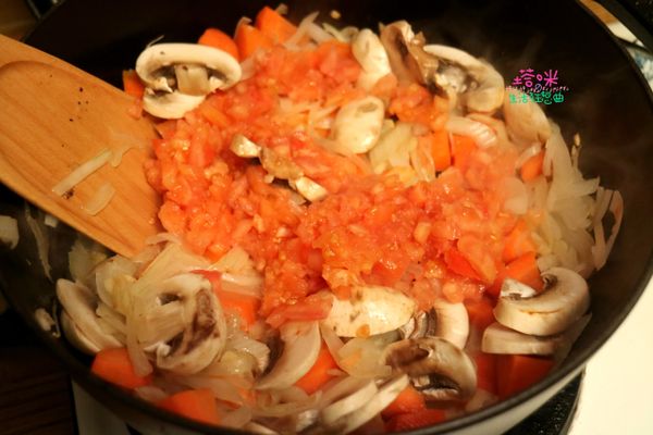 再加入蘑菇、番茄丁、蕃茄泥翻炒均勻
