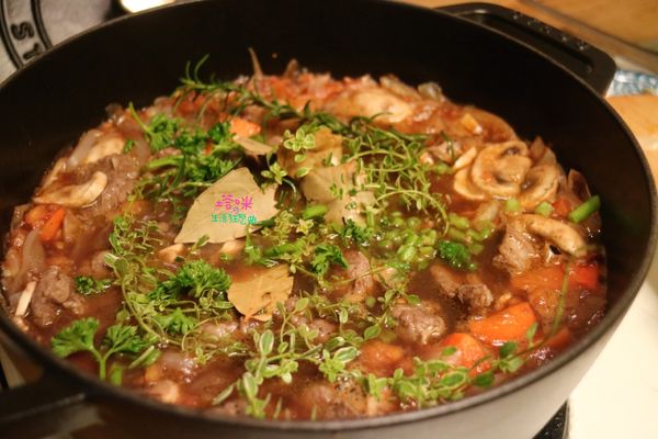 放上百里香、迷迭香、月桂葉，蓋上鍋蓋以中大火煮至鍋蓋邊緣微微冒煙