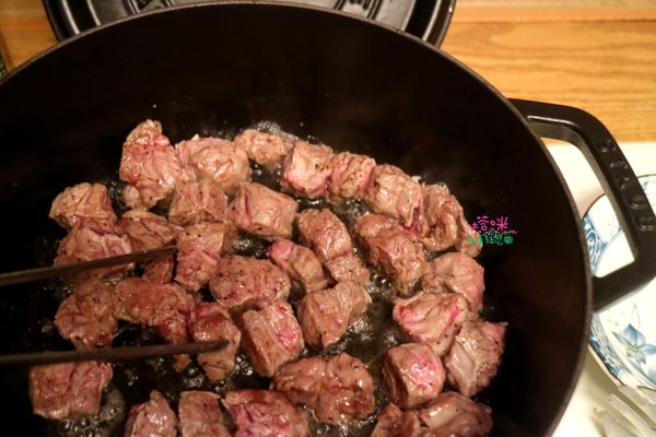 取一鑄鐵鍋，倒些許橄欖油，熱鍋，放入牛肋塊(可事先薄拍些許麵粉以免沾黏)，以中大火煎至四面金黃後取出備用