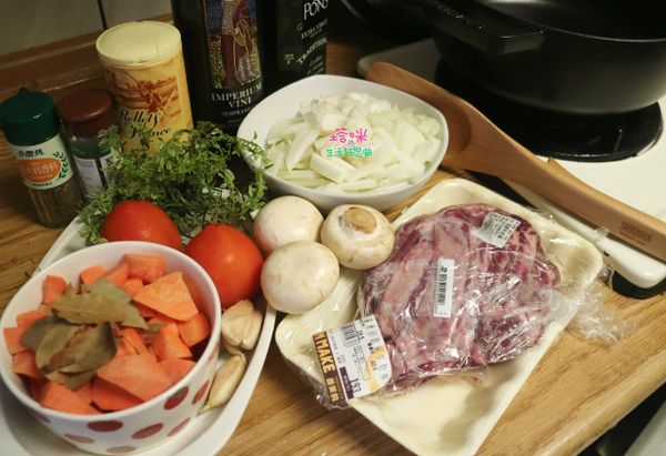 紅酒燉牛肉食材大集合一下，紅蘿蔔切塊，洋蔥切絲，蒜切末，蘑菇切片，牛番茄去皮切小丁，牛肋條稍微沖洗一下切成塊狀