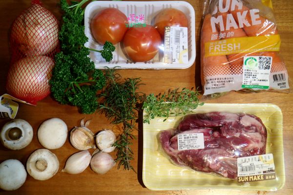 準備好紅酒燉牛肉的生鮮食材