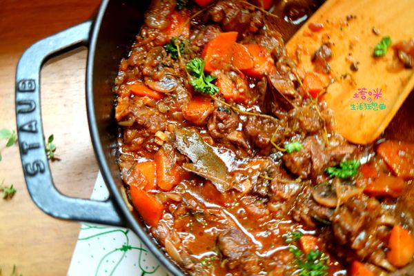 掀蓋，放入些許巴西里葉末，灑些許鹽、糖、黑胡椒一邊[調味]，再稍微收汁入味即完成