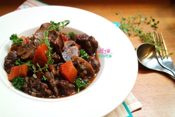 紅酒與各式蔬菜、香草入味均勻，美味大器，過年很適合當宴客的主菜喔^^