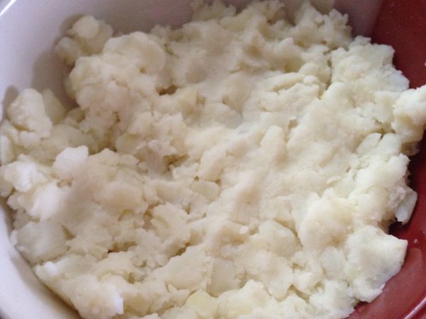 馬鈴薯趁熱加一些鹽調味後，搗成泥狀