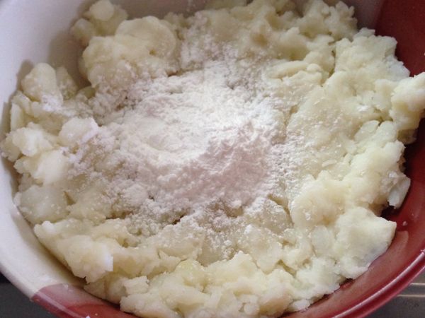 加入兩大匙的玉米粉揉成團