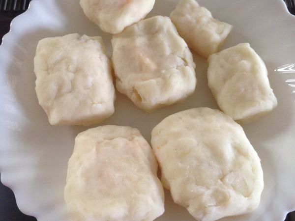 取適量馬鈴薯泥包入起士片或焗烤用的起司，壓成喜愛的形狀