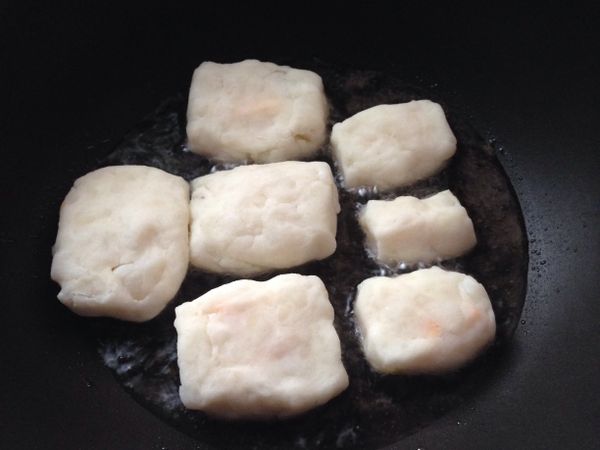 熱油後放入起司馬鈴薯餅，小火用半油炸方式將兩面炸至金黃色