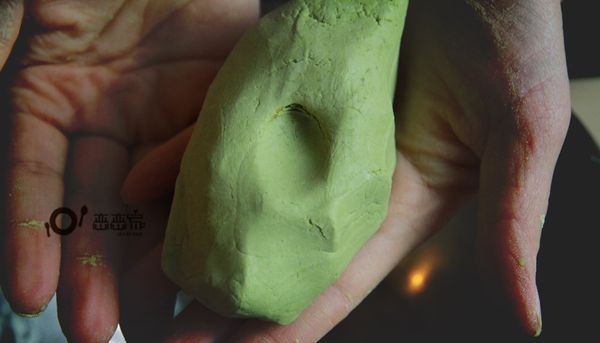 取不鏽鋼盆，倒入糯米粉、在來米粉、溫水攪拌並揉成團(水量視成團與否增減)，搓成圓長條狀，分切10g為一單位搓揉成湯圓。