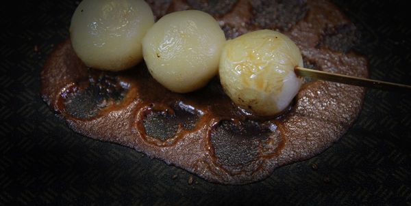 先將竹籤串入丸子，在丸子上刷上一層薄薄的甜醬油醬。在平底鍋中倒入一些甜醬油醬，用小火將醬汁燒到水份有些收乾後，將丸子串至於其上。其間不時查看一下，有焦色即可起鍋