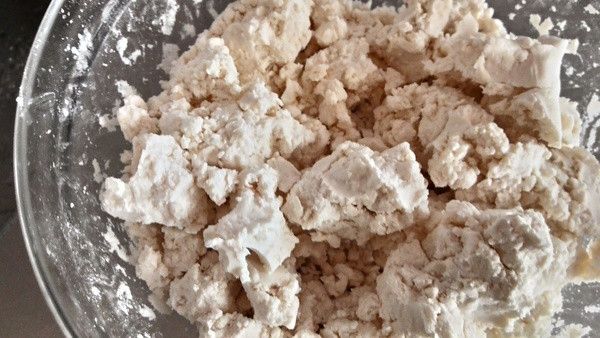 糯米粉加入150cc的水揉成顆粒狀