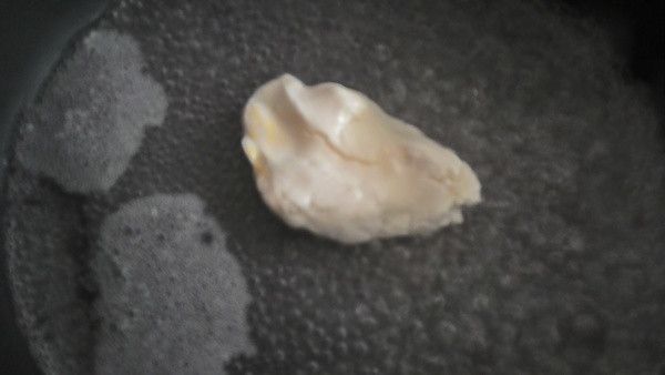 取一塊放入熱水中煮熟成為粿脆