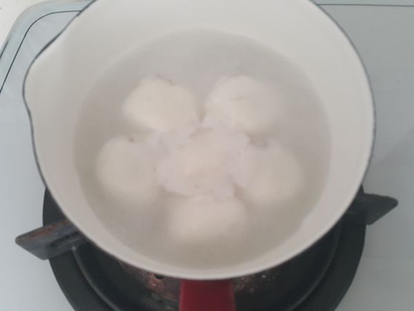 黑芝麻粉加砂糖加融化無鹽奶油伴成內餡
步驟4捏成適合大小包入調好內餡~
將湯圓放入煮熟備用