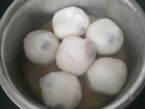 準備紅砂糖加一些熱水將煮熟的湯圓趁熱放入~