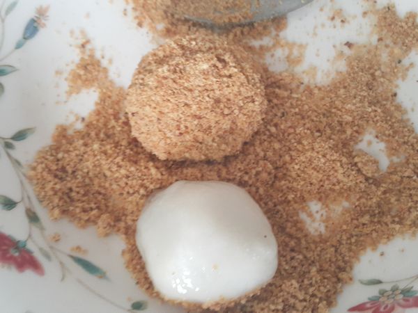 另外準備花生粉將步驟6放入沾上花生粉完成