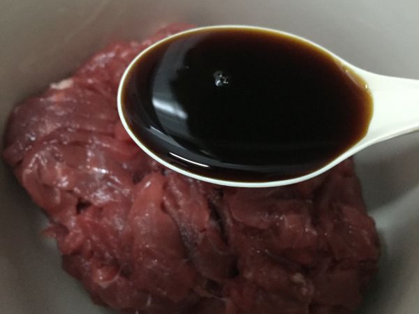 把米酒 醬油 太白粉放入 攪拌 
放置20分鐘 
韭黃清洗 切段備用