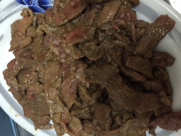 牛肉先下鍋拌炒至5.6分熟 
撈起備用