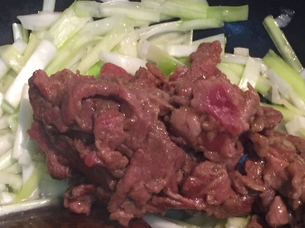 加少許油 韭黃下鍋後 加適量水（我會拌飯所以加了150ml左右的水）
加入牛肉.蠔油拌炒   完成