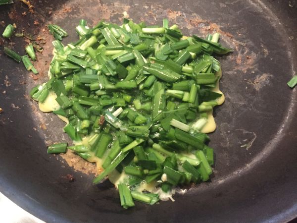 韮菜與雞蛋拌勻，下鍋煎至金黃