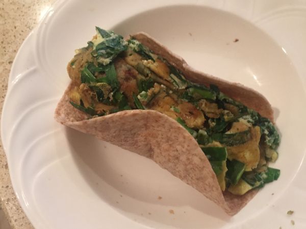 餅皮把煎蛋卷起來就成了！