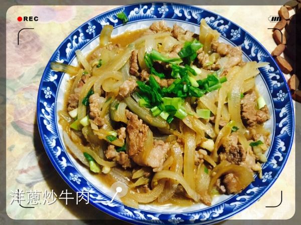 （使用平底鍋）
熱鍋不需放油
*將牛肉條+蒜末=》 熱鍋快炒 
約炒七分熟後撈起備用
*利用鍋內剩下的牛脂將洋蔥炒熟 （加水悶五分鐘）
*將牛肉條加入洋蔥鍋內快炒，醬油調味
*最後加入青蔥 快炒 起鍋。