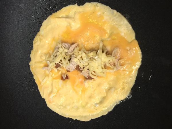 加入適量的肉跟起司絲，要加點洋蔥絲或蔥花也在這時加入。