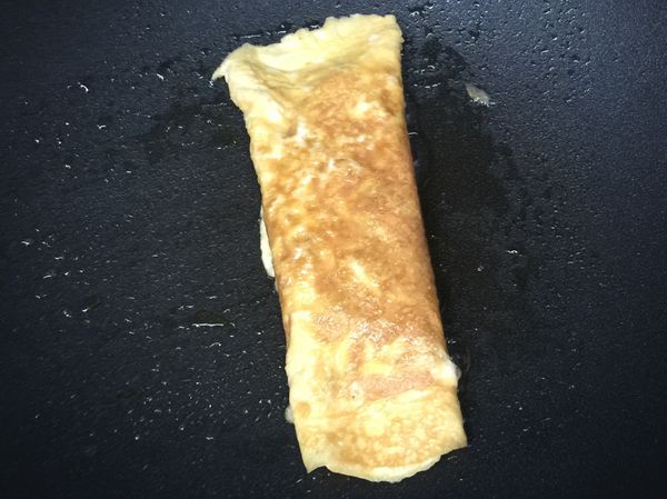 捲起來後，交接的地方在煎個幾分鐘，裡面的料才不會散出來。