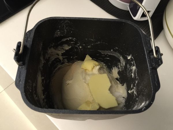 接著將食材2所有材料放入，用品項30攪拌15分鐘！攪拌至麵糰表面光滑、不黏手、很有彈性，並可以拉出漂亮的薄膜！

*若15分鐘未出筋，可再自行進行攪拌！