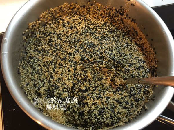 加入黑、白芝麻、野菜香鬆拌勻