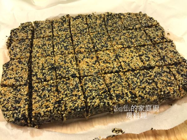 倒入長型烤盤，靜置至糖凝固，用手輕按不會塌陷，約需半小時以上；切小塊即可