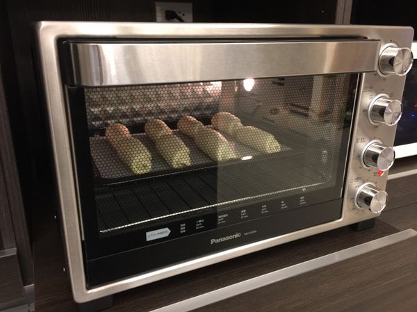 全部捲好之後，放入烤箱用發酵模式進行發酵，至麵糰膨脹約1.5倍大。