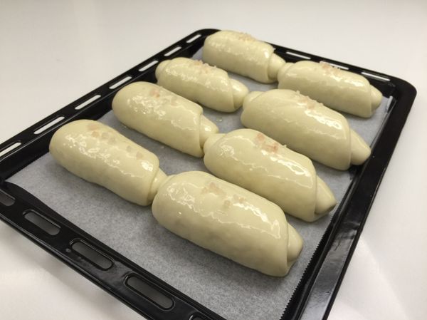 發酵完成後，在麵糰的表面塗上一層橄欖油，並灑上少許玫瑰鹽。