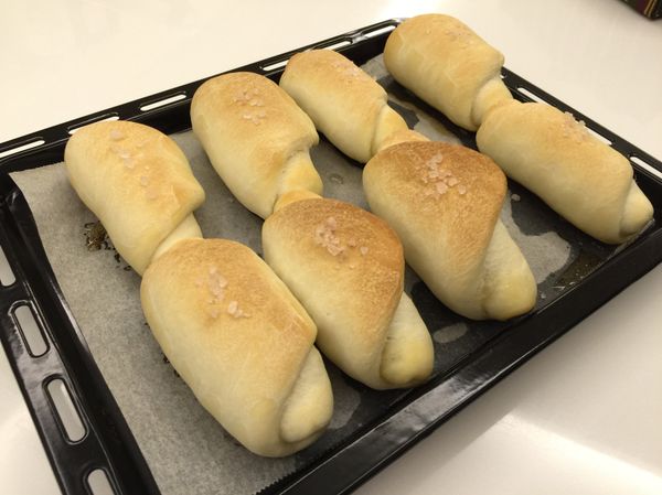 烤箱預熱後，將麵包放入烤箱，用230度烘烤14分鐘左右麵包就完成囉！