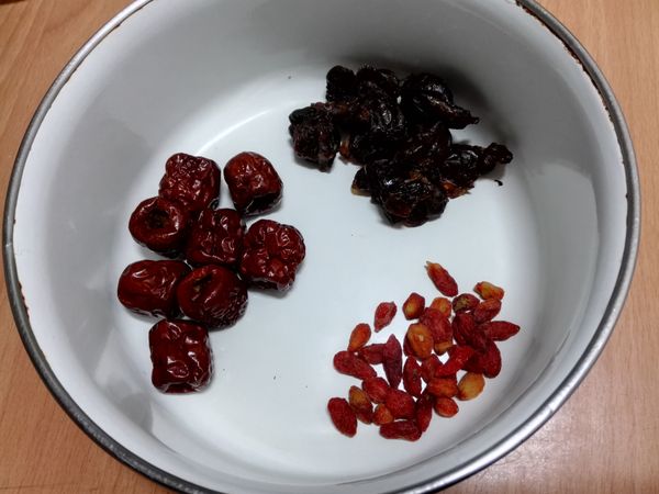 將桂圓、紅棗、枸杞洗淨，薑洗淨切片，放入鍋內，倒入1000cc的水，煮沸後轉小火慢煨。