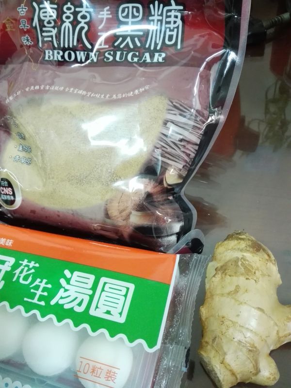 加入黑糖調味，待紅棗軟爛，茶水產生香甜味即可。