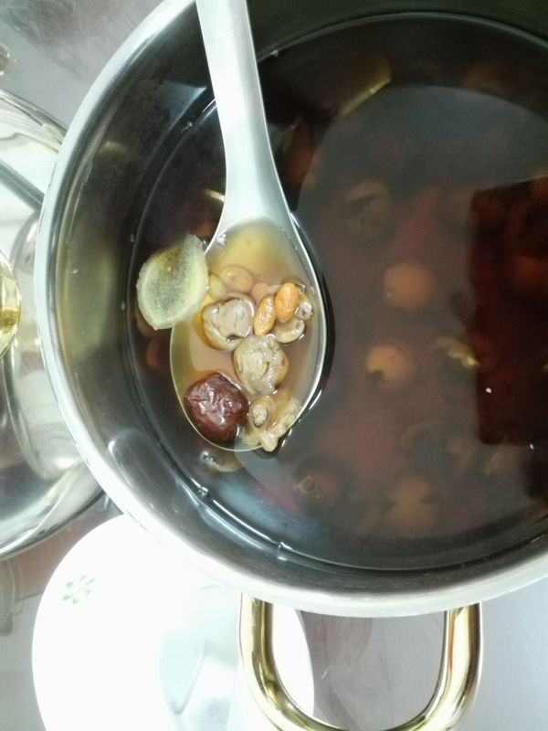 起另一鍋水，沸滾後放入湯圓，煮至湯圓膨脹浮起，將之撈至桂圓紅棗茶水裡即完成。