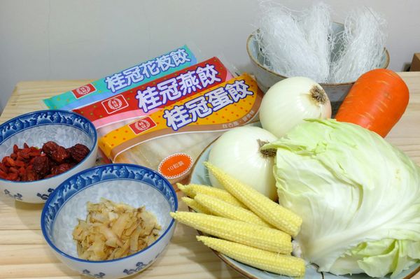 蘿蔔、高麗菜、洋蔥、玉米筍、紅棗、枸杞，洗淨備用。
冬粉先泡開水。
