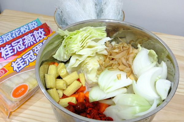 蘿蔔切丁、玉米筍切段、洋蔥高麗菜切成小瓣放入鍋中，紅棗、枸杞和柴魚也一併放入。
電鍋外鍋兩杯水下去煮，跳起來後加入桂冠火鍋料、外鍋一杯水煮第二次。