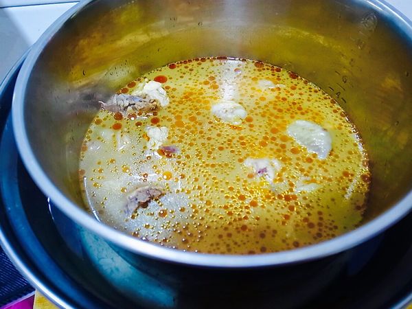 加蓋煮滾以後，倒入內鍋，大同電鍋外鍋加水燉煮

*depends on 你的雞肉有沒有在山上跑來跑去，肉雞需要燉煮的時間比較短，土雞比較長，若肉不夠軟外鍋加水再燉一次即可。

*此時枸杞放進米酒泡發