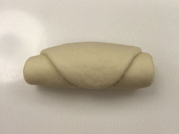 邊捲可以邊拉麵糰的尾端，麵糰長度越長，捲出的層次感會越明顯。