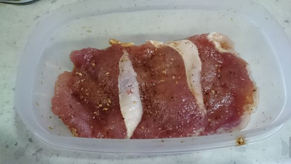 將里肌肉排及醃料混合醃約15分鐘