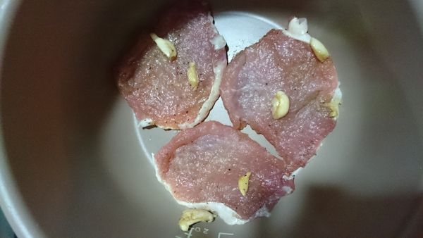 連同蒜頭鋪入萬用鍋內鍋鍋底,不必抹油