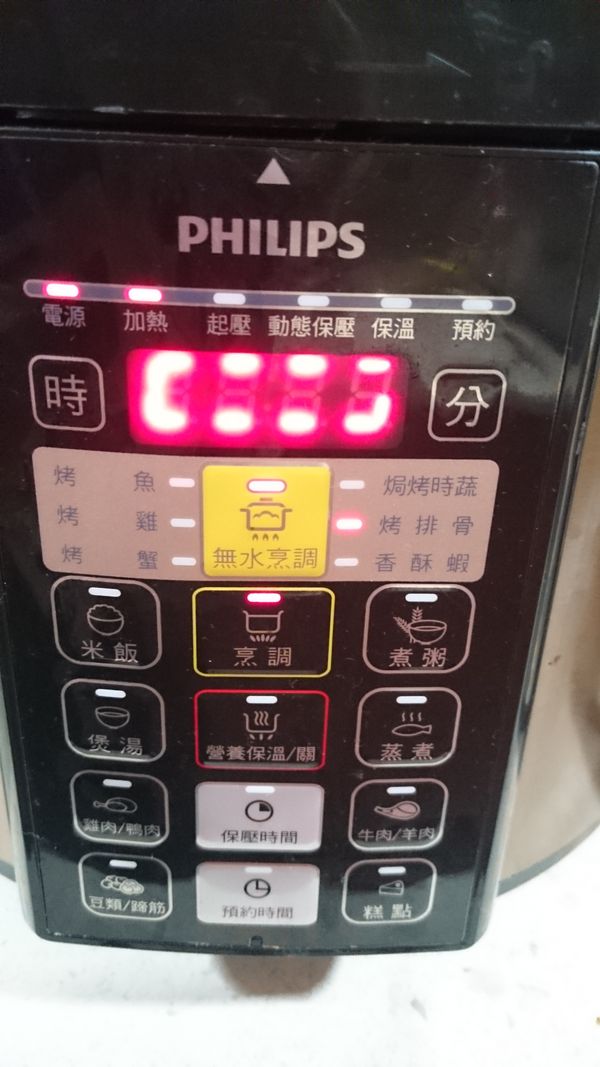 萬用鍋設定成"無水烹調"的烤排骨功能(記得鍋蓋要轉成無水烹調),按烹調,運轉時間約剩一半時,開蓋翻面